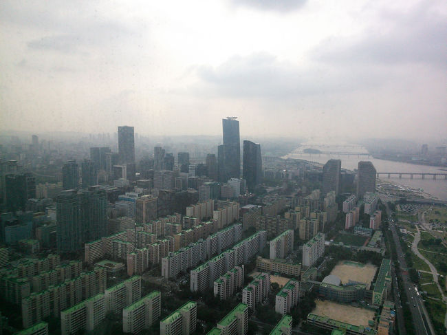 汝矣島オフィス群とマンション。<br />