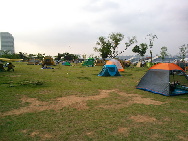 みんなテント張ってバーベキューしたり、昼寝したり。<br /><br />休日をのんびり過ごしてます。<br /><br />大都会にこういった場所があるのはいいですね。<br />