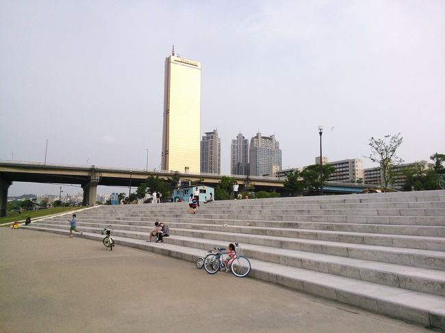 先ほどの63ビル、夕日にあたって輝いてます。<br />