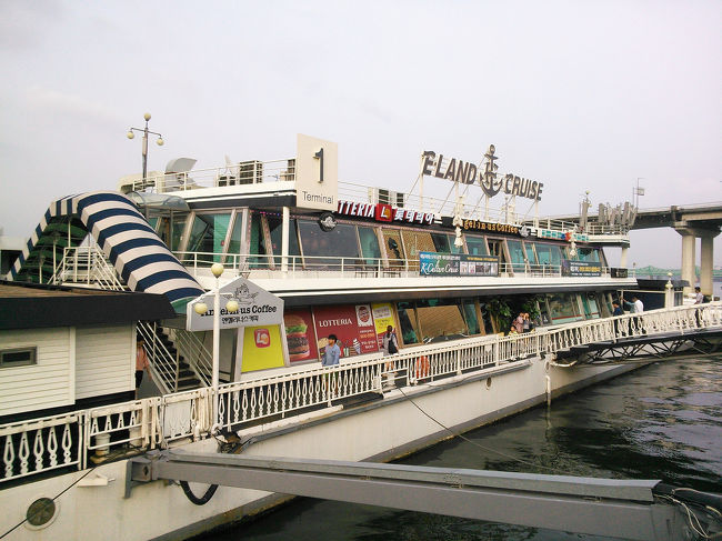 コンビニやロッテリア、カフェなどがあります。<br />