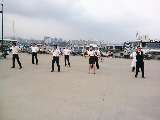 出航前、船着場からクルーやシェフたちが集合！<br /><br />何が始まるかと思いきや…<br /><br />BIGBANG の Fantastic baby が流れ、踊りはじめました♪<br />