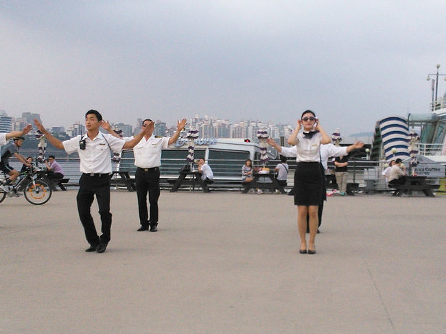 グラサンがいい感じ！<br /><br />女性のクルーもいて、淡々と踊ってるのが見ていて面白かったです。<br />