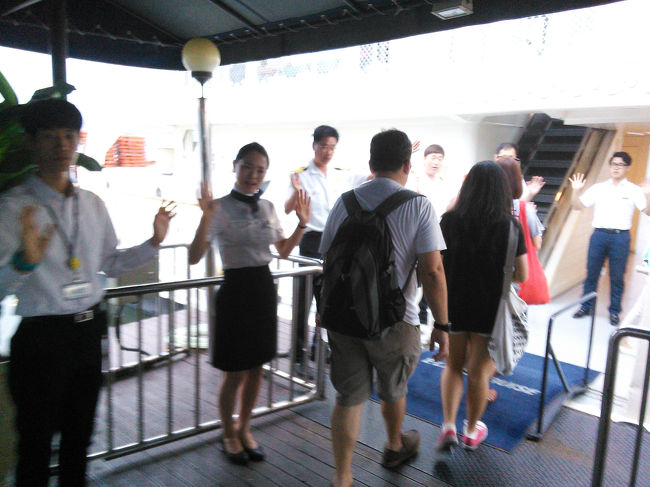 先ほど踊っていたクルーたちが笑顔で迎えてくれました。<br /><br />ほんとサービス精神が素敵です。