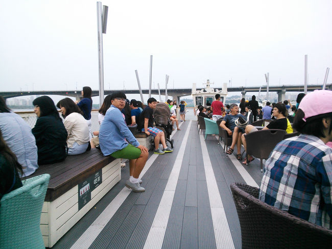 何とか雨も降ることなく、2階のデッキに椅子を確保。<br /><br />並んだ順番で乗るので、なるべく早めに並ぶことをおすすめします。<br />場所取りはかなりの争奪戦！