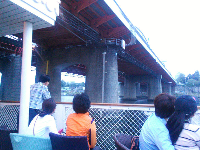 漢江に架かる沢山の橋の下を進みます。<br /><br />スピーカーからは、韓国語→英語→日本語→中国語でそれぞれの橋について特徴やその歴史について音声ガイドが流れます。<br /><br />朝鮮戦争のときの砲弾の跡がありますよ〜とか…<br />