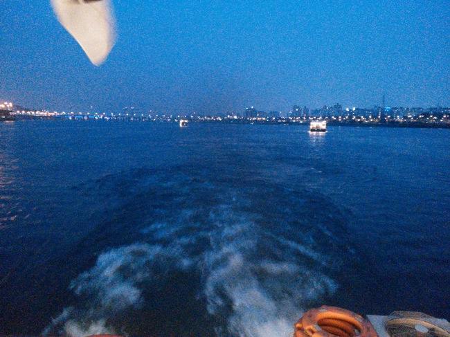 噴水ショーが終わると転回し、汝矣島のターミナルへ戻ります。