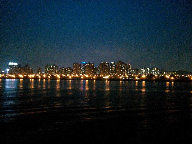 1階ではライブ演奏がはじまりますが、デッキに残り涼しい夜風を感じながら夜景を楽しみました☆<br />