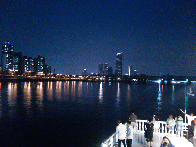 背の高いビルが63ビル。<br /><br />写真だとわかりづらいですが、夜景が水面に写って綺麗でしたよ〜<br /><br />楽しかったです！