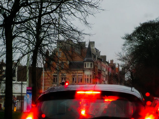 クノックを出る時に雨足が強まってきたのですが、ブルージュに近づいた時もそれは変わらず>_<<br /><br />駅前のパーキングに車を停め、歩いて旧市街地へ向かいました。<br /><br />折り畳み傘しかないので、なかなか厳しい状態で、もちろん、歩いてる途中で撮影なんてとんでもない。。。<br />強風にあおられ、傘がべろ〜んとめくれ上がる始末>_<