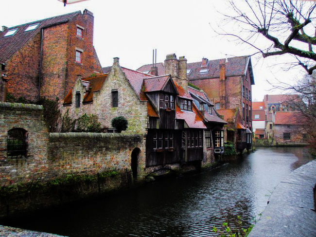 旧市街地の中心までたどり着いた時に、意を決してカメラを取り出しました(^^;<br />ブルージュ歴史地区は世界遺産に登録されています。<br />このように運河が流れており、水の都なんです。。。<br />…が、それ以上にこの時は、頭上から落ちてくる水量（雨）が半端なかった(苦笑)