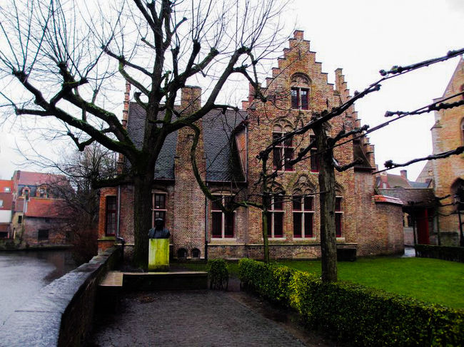 もっと全体的にグレーがかった写真ばっかりだったので、半分ぐらいの写真は、かなりくっきりはっきり目（色がやたら濃くなっちゃったけど）に補正してます。。。