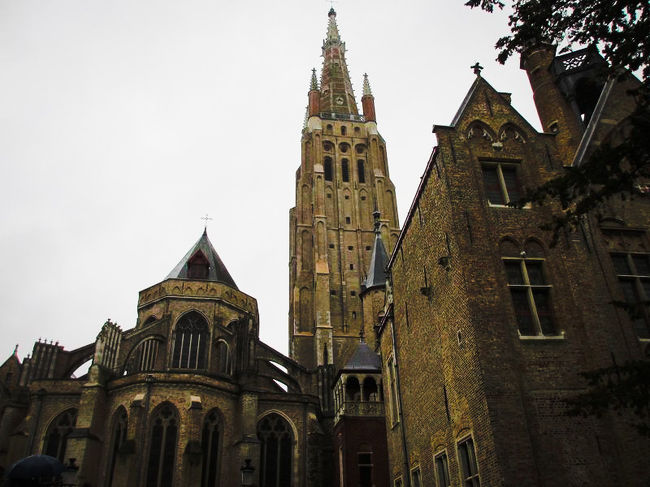 ガイドブックも広げられず、何かわからないけど、とりあえず撮っておく、みたいな(苦笑)<br />後で確認したところ「聖母教会」のようでした。