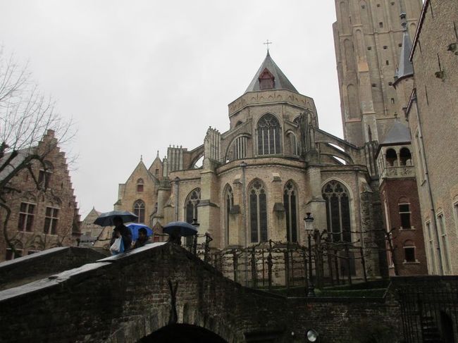 ブルージュはオランダ語でブルッヘと言うのですが「橋」という意味だそうです。<br />こうして運河にかかる橋は５０以上あるとか。