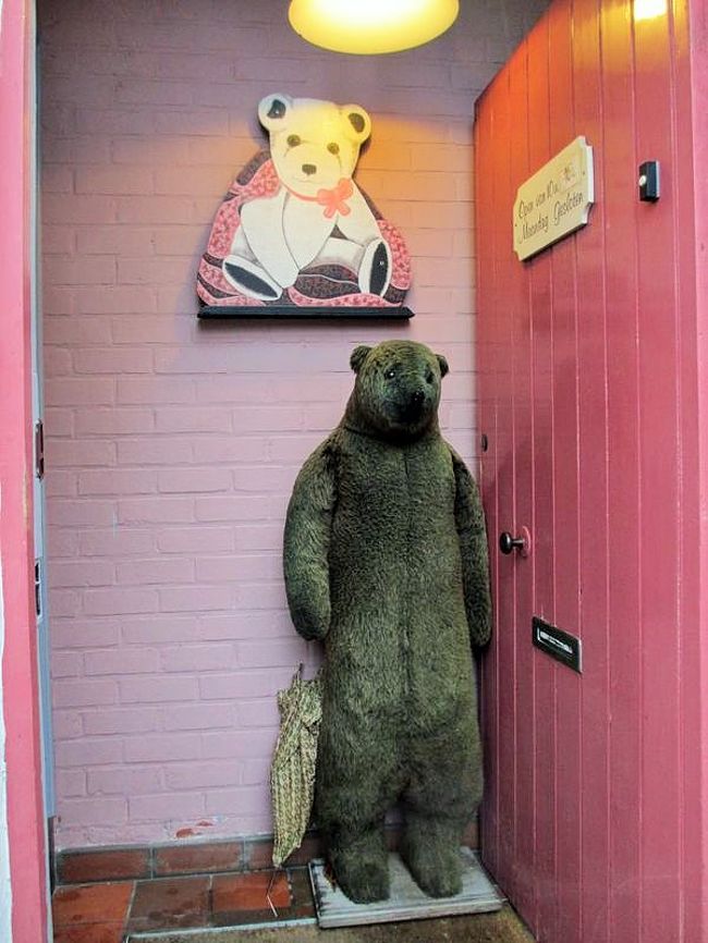途中で見かけたのですが、テディベアのお店なのかな？<br />ちゃんと傘持ってるし(笑)