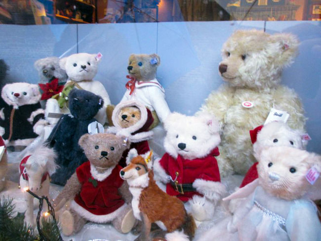たくさんの熊のぬいぐるみが見えました〜。