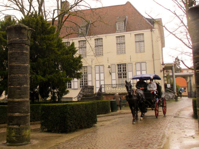 馬車にも遭遇！<br />雨でも乗る人がいるんですね〜。<br />いや、雨だからこそ、屋根付きの馬車のほうが快適に移動できるかも。。。<br />もう歩くことに苦痛を感じ始めているうるるでした(^-^;