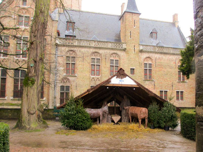 クリスマスイブなので、こうしてキリスト誕生のモニュメントがあったり。