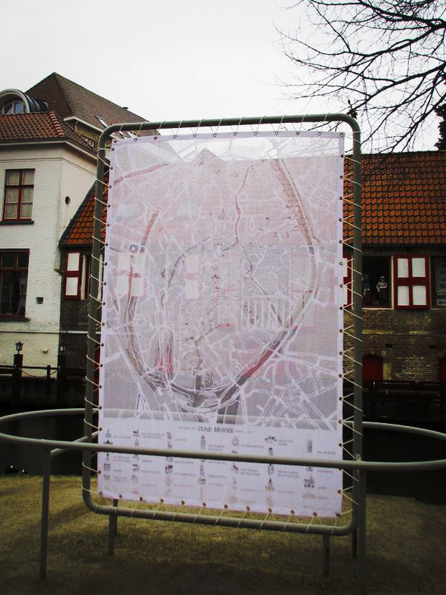 ブルージュは、運河だけでなく、レースも有名なんです。<br />運河沿いにあったのは、レースでできた街の地図！<br />よ〜く見ないと絶対に気づかないところでしたが、実は事前に別の友人がくれたDVD（ベルギーの旅番組を録画した物）で予習していたので見つけられたのでした(^^ゞ