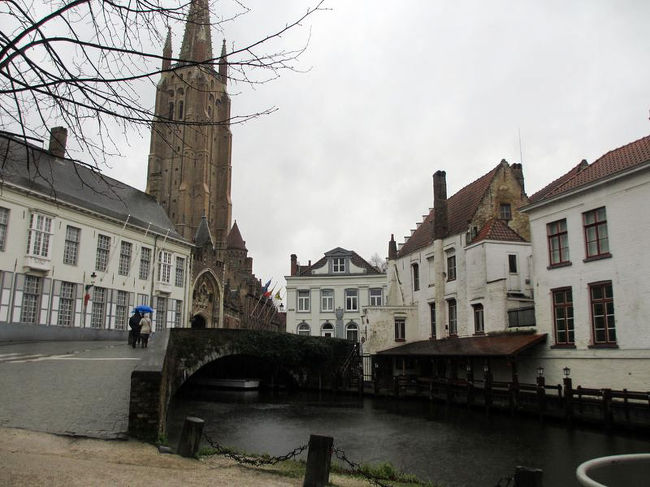 この高い塔は、最初のほうに撮ったのと同じ聖母教会ですね。