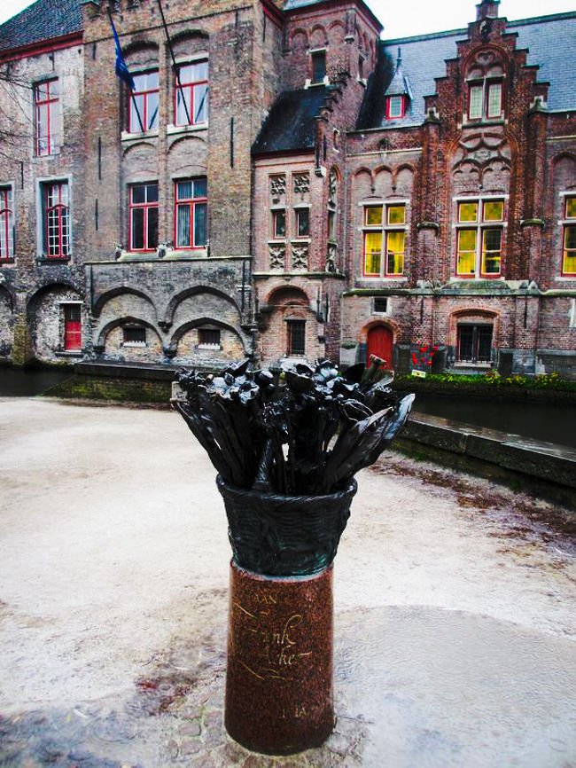 ゴルフクラブのような謎のモニュメントもありました。