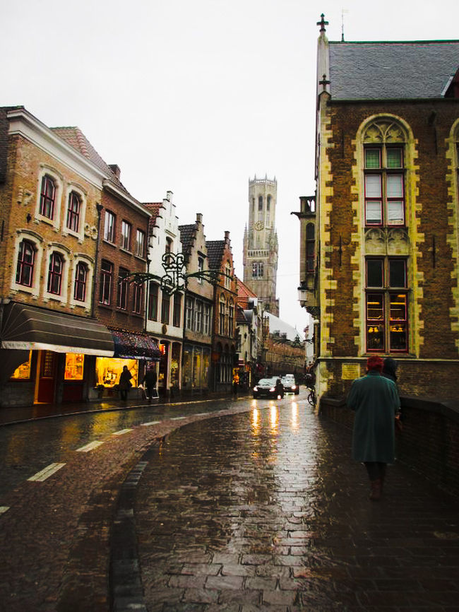 こちらにまた違う塔が見えますね。<br />ここも運河にかかる橋の上です。