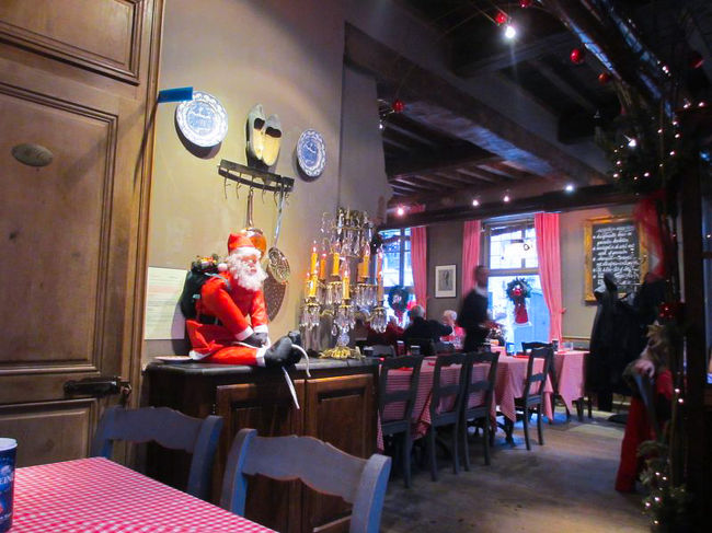 入り口の左手の窓際に通されました。<br />ここにもクノックで見かけたサンタさんと同じのがいる〜。<br /><br />クノックのサンタさんは↓<br />http://4travel.jp/travelogue/10903037