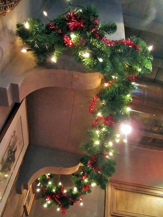 でも、やっと落ち着けました。<br />コートもバッグもびしょ濡れ。。。<br />ふと天井を見上げると、ここにも飾り付けが☆