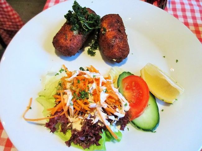 前菜で注文したのが、ホームメイド　シュリンプ　クロケッツ。<br />こちらのお店は英語メニューがありました。<br />エビクリームコロッケみたいな感じで美味しかったです♪<br />2人でシェアしました。