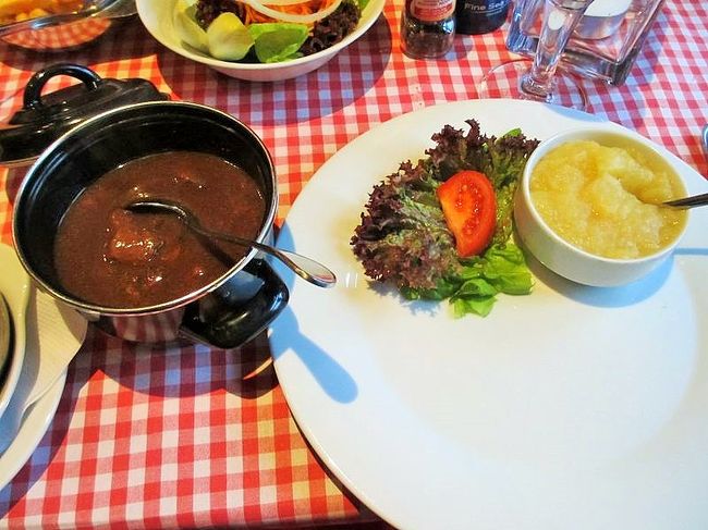 メインは1品ずつ注文。<br />私は、ベルギー名物のビールで煮込んだビーフシチュー。<br />右側のお皿の上のほうに盛ってあるアップルソースを混ぜて食べるんですが、これが意外と美味しくてビックリ。<br />でも、シチュー自体がかなり濃いので、半分ぐらいしか食べられませんでした(^-^;