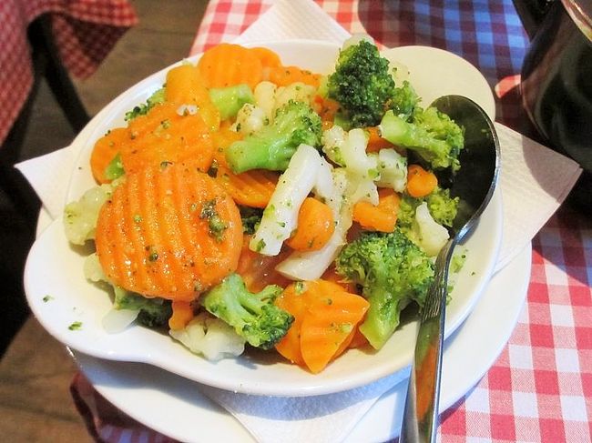 付け合わせと思っていた、結構オイリーな野菜たち。<br />写真ではわかりにくいですが、かなりのボリュームです。。。