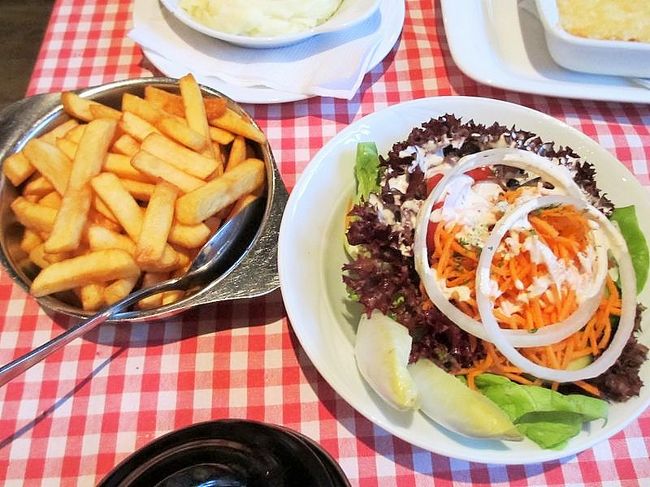 さらに、フライドポテトに野菜サラダも大盛り。。。