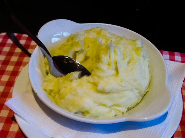 友人の料理の付け合わせかと思っていた、大盛りのマッシュポテト。<br />メイン料理以外があまりにも多すぎて、当然ながら女子2人では食べきれず。。。<br />しかも多分、付け合わせではなく別料金だったと思います。<br />（お会計が結構高かったので。。。）<br />事前に見た旅番組では、付け合わせのポテトが大量に出てくるって言ってたので、てっきりその類かと思ってたのに>_<