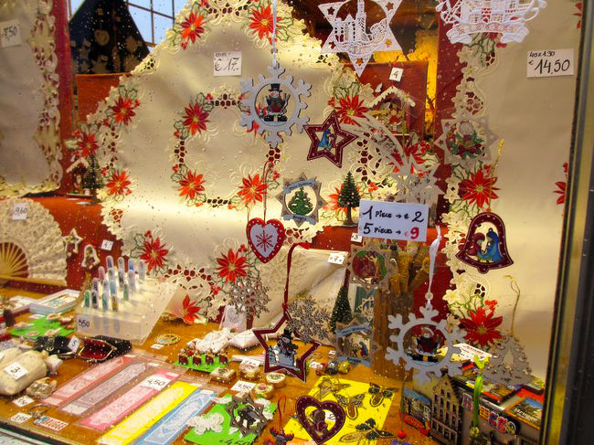 きれいなレースを見かけたので、ウインドウショッピング。<br />店内はさすがに撮影しませんでしたが、こうしたお店はたくさんありました。