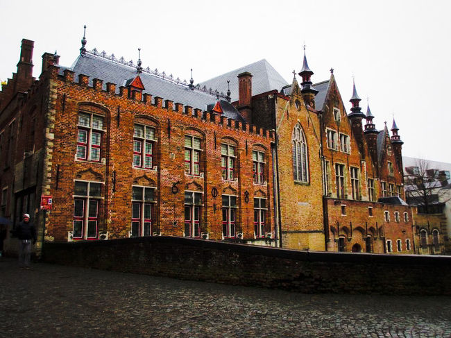 ここも橋になってます。<br />左側に抜ける道があるので、そちらへ行ってみると…