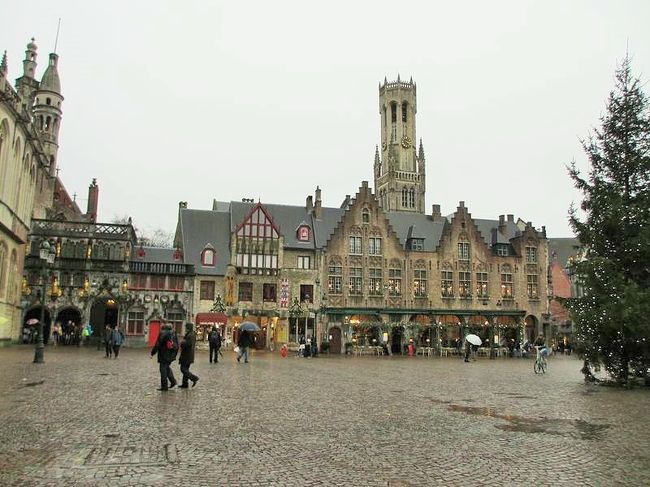 その道を抜けた先は、こんな広場に！<br />「ブルグ広場」というそうです。<br />右側には大きなクリスマスツリーも☆