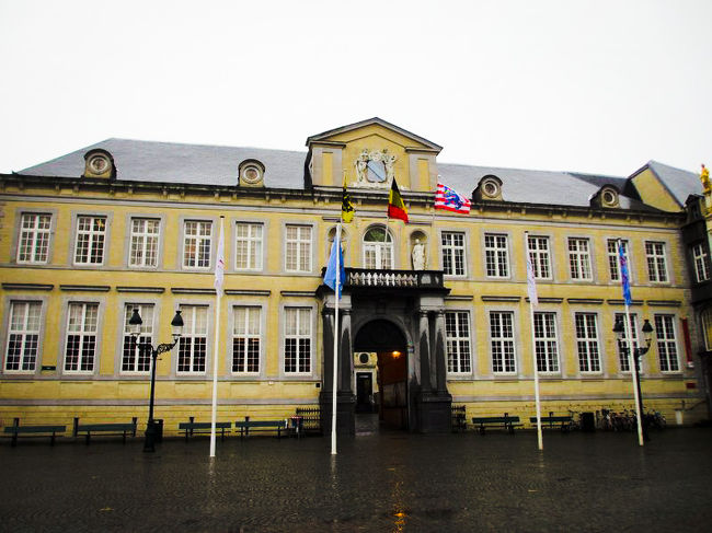 公文書館の左側にあるのが「旧裁判所」。<br />1727年に建てられた物で、現在は市の行政センターとして使われているそうです。