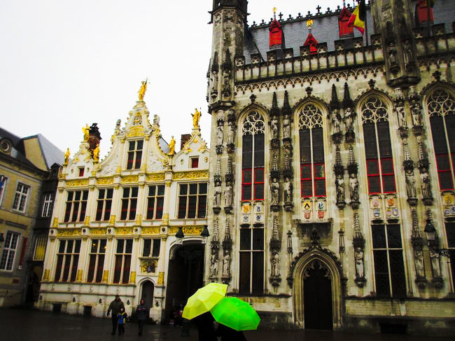 左側の小さいほうの建物が「公文書館」。<br />黄色の傘で少し隠れてしまってますが、公文書館の右下の部分を通って、この広場に出てきたんです。<br />右側の建物はというと…