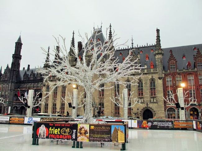 続いて訪れたのが、「マルクト広場」。<br />アイスリンクになっていました！<br /><br />後ろに隠れてしまっているのは「州庁舎」。<br />こちらが、街の中心地、メイン広場のようでした。<br />ヨーロッパでも５本の指に入る美しい広場だということは、のちにガイドブックを読んで知ることになるのです(笑)