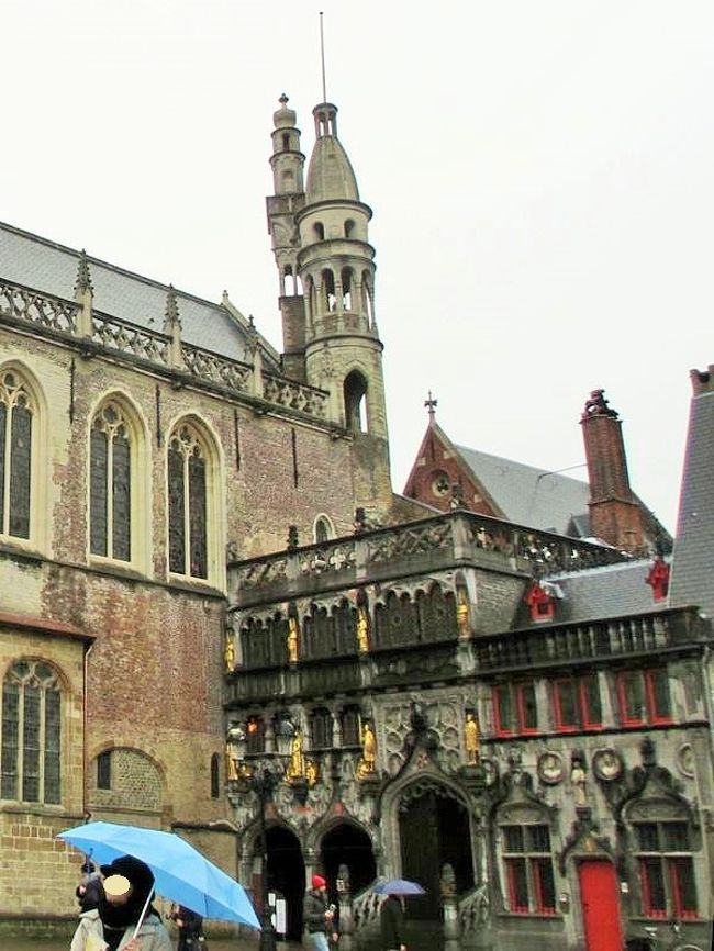 市庁舎の右隣にあったのが「聖血礼拝堂」。<br />こちらだけ中に入ってみることに。