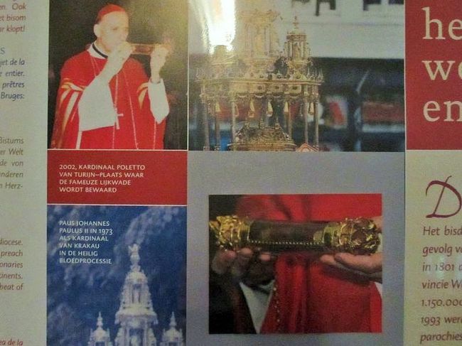 12世紀にフランダル伯のティエリー・ダルザスが、十字軍遠征の際にエルサレムから持ち帰った「聖血の遺物」が奥の祭壇に納められています。<br /><br />中は撮影禁止だったので、入り口の外に貼ってあったポスターだけ撮っておきました。<br />この写真だとわかりにくいですが、ガラスの容器に白い布が入れてあり、ところどころ赤くなっていてギョッとしました。<br />キリストの血ということですよね。。。