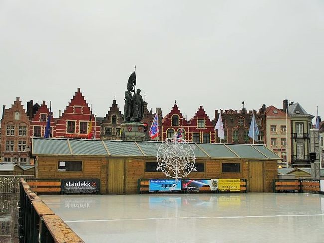 この日はさすがに雨だったので、リンクは閉鎖されていたのか、誰もいません。<br />後ろの方に見える銅像は、ブルージュの英雄、ヤン・ブレーデルとピーテル・デ・コーニングです。
