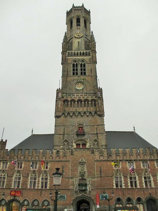 マルクト広場に面していて、ブルージュのシンボルである「鐘楼」。<br />13〜15世紀に建てられたそうです。<br />15分ごとにカリヨンという47個の鐘が組み込まれた物が鳴るのですが、その音色がとっても美しいんです♪<br />ベルギーとフランスの鐘楼群ということで世界遺産にも登録されています。<br />（他の街でも、それぞれ美しい音色でした♪）