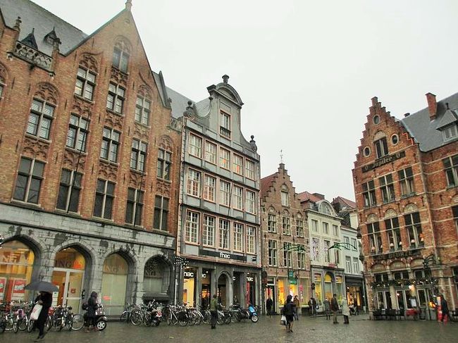雨にもめげずに撮っていたら、いつの間にか水滴がレンズに付いていて、この写真でいうと、左上のぼやっと白くなってるところがそうなんですけどね>_<<br />これから後の写真には全部水滴が写ってると思います。。。