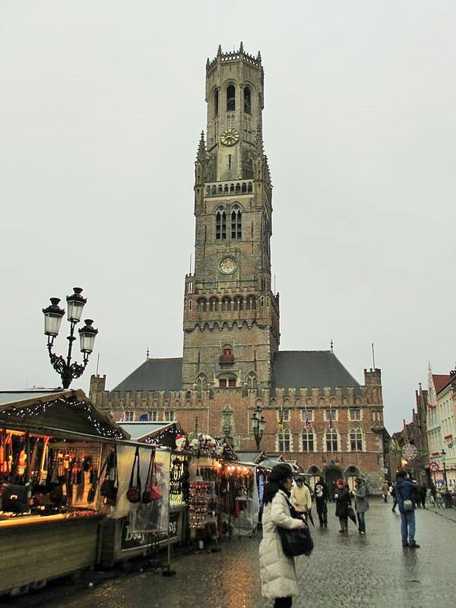 鐘楼の周辺にはクリスマスマーケットが軒を連ねています。