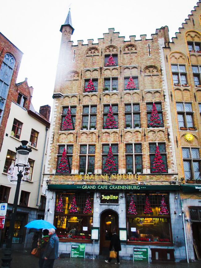 左上が白いのは、心霊写真ではなく水滴です(笑)<br />このカフェのクリスマスイルミネーション、夜になるとどうなるか気になるところですが、ちゃんと撮ってきたので、その様子は後編で☆