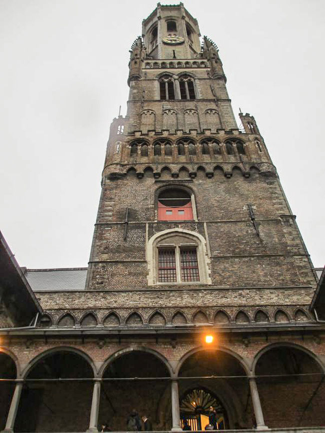 鐘楼の下まで来ました。<br />友人が上ってみたそうにしてたのですが、高さは83ｍもあり、366段のらせん階段なんですよね(^-^;<br />なので、私は下で写真を撮ってるので、上ってきてくれても良いよ〜、と勧めたのですが、それは嫌らしく、結局断念。。。<br />リンパ浮腫だということは言ってあるのですが、多分、このぐらいなら大丈夫と思われてたようで。。。