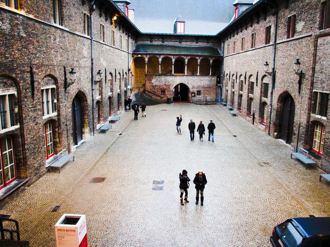 鐘楼の2階までだったら私でも登れるので、そこだけでも！<br />ここは裏庭になるのかな。<br />さきほどの写真で言うと、ちょうど裏側になります。