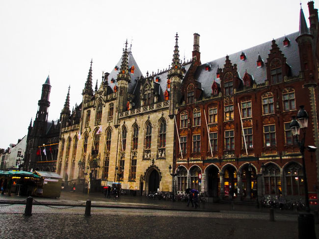 アイスリンクの樹の後ろに隠れていた州庁舎です。<br />リンクがあるので、こんな角度からしか見れず。<br /><br />右側の建物は郵便局だと思います。<br />それにしても、また左下に水滴が(^-^;<br /><br />この後、だんだんと日が暮れていくブルージュの様子は後編に続きます。