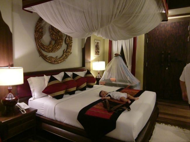 今回はタイ航空を利用。シンガポール発バンコク経由でチェンマイに到着。<br />ホテルはThe Amata Lanna Chiangmai。Agodaで予約していきました。各口コミをみて選びましたが、ここは大当たりのホテルでした。<br />キレイな大きいジャグジーも付いておりお風呂が必要な乳児連れには最高でした。<br />息子は大きなベットで休憩中。