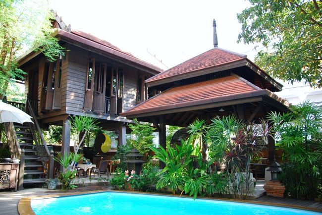 夕食の後にはホテルに戻り就寝。朝はホテルで朝食を。プールサイドで朝食を頂けます。<br />洋食やお粥など好きなものをメニューからオーダー出来ます。頼んでないものまでサービスで持って来てくれたりして朝からお腹いっぱい。